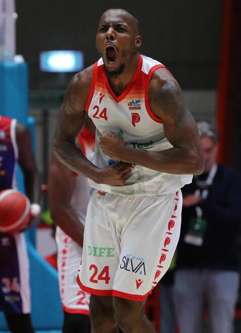 Carl Wheatle 24enne ala inglese naturalizzato italiano
