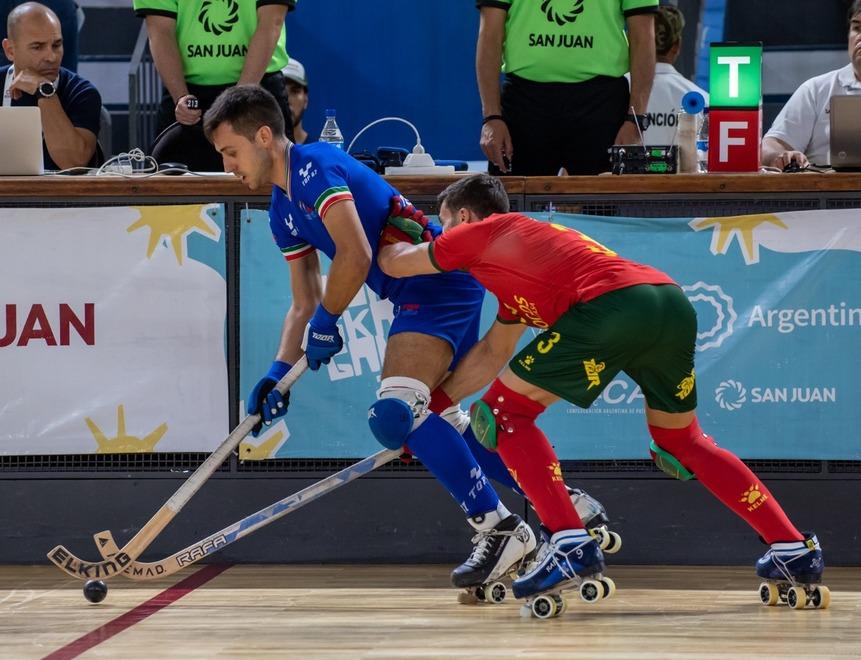 L’esterno del Galileo Hockey Follonica, Davide Banini, in azione con la maglia azzurra della nazionale (foto Marzia Cattini)