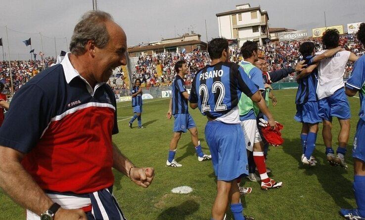 
	Gian Piero Ventura esulta alla guida del Pisa nella stagione 2007-2008


