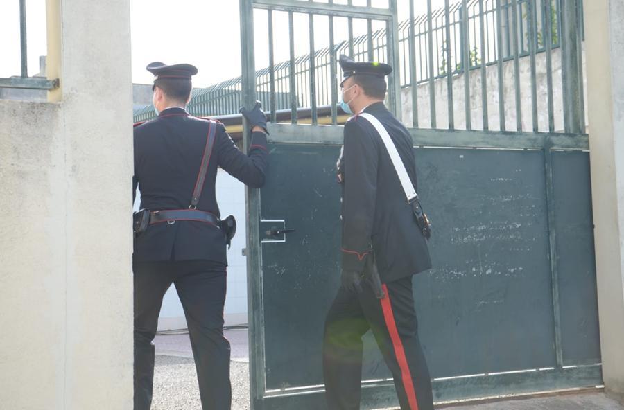 Pretende di tornare con la ex e con i figli, scala la grondaia e si introduce nell’abitazione: nei guai un 43enne di Monserrato