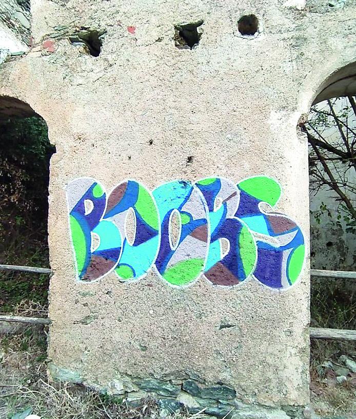 Writers sui muri di Gairo vecchio, il sindaco: imbrattano il patrimonio