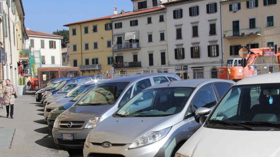 Un aperitivo in piazza per togliere tutte le auto dal Mercatale