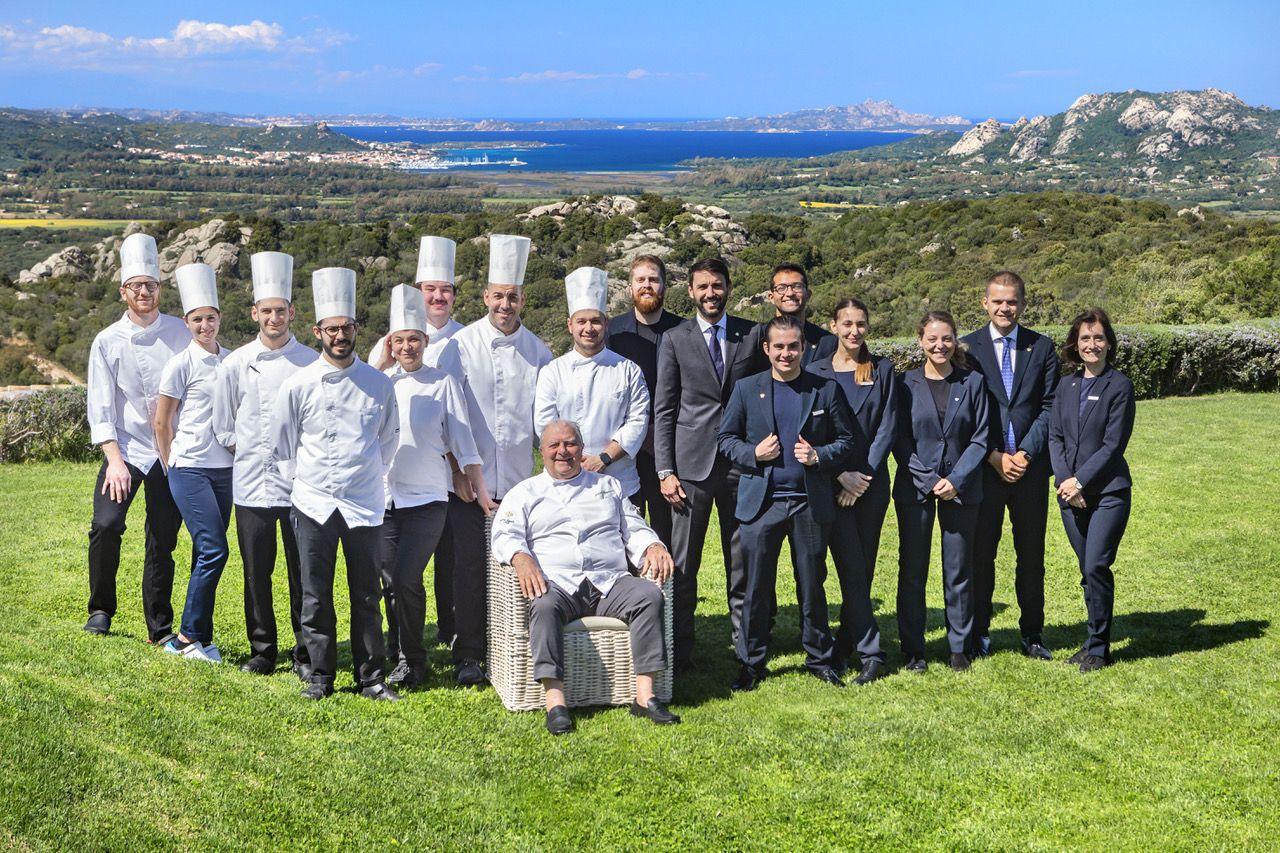Bergeretto con lo staff al completo del ristorante "Il Fuoco Sacro"