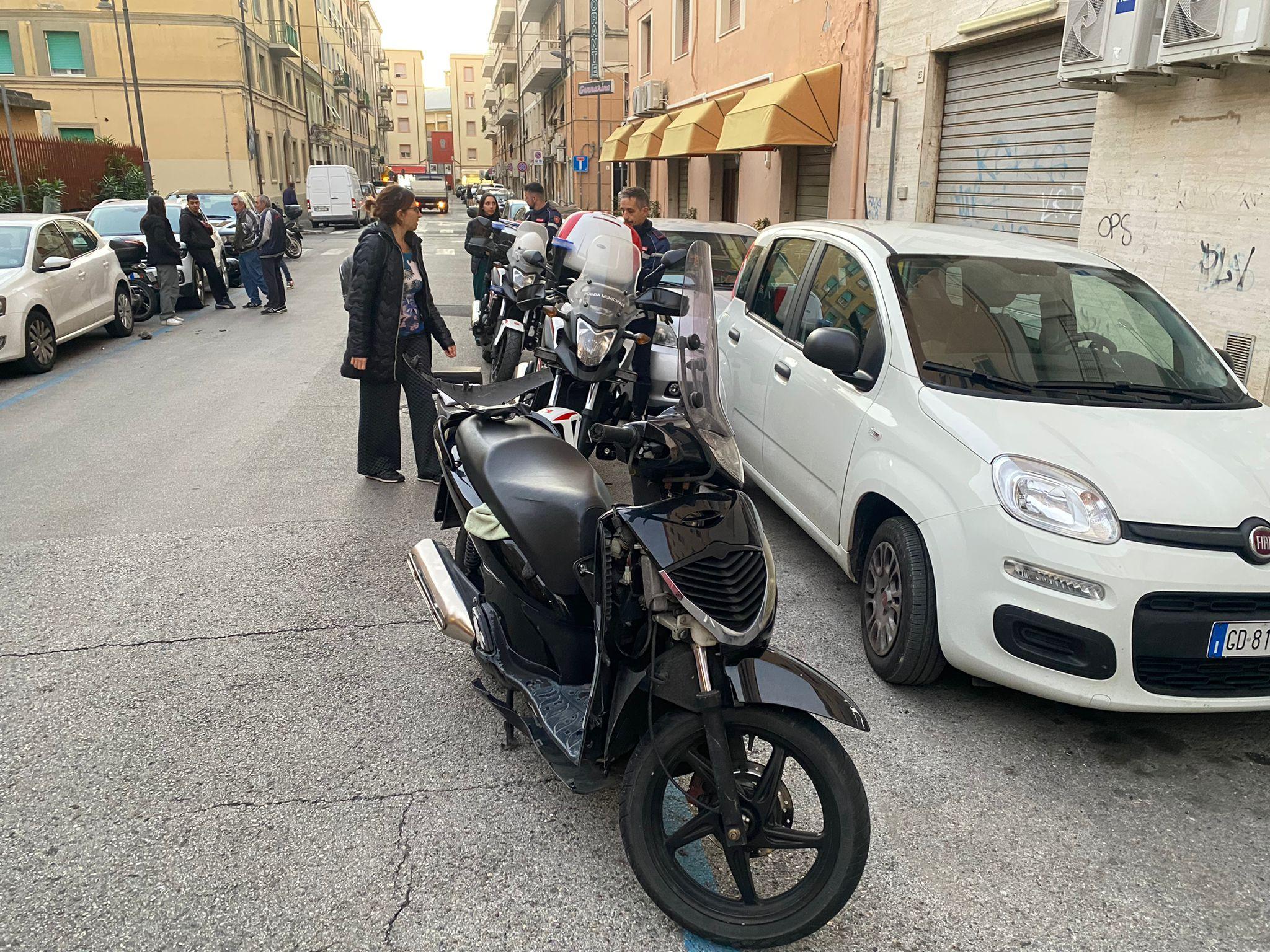 Lo scooter abbandonato dopo l'incidente (foto Silvi)
