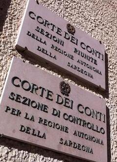Violentava le alunne: professore risarcirà pure i danni alla scuola