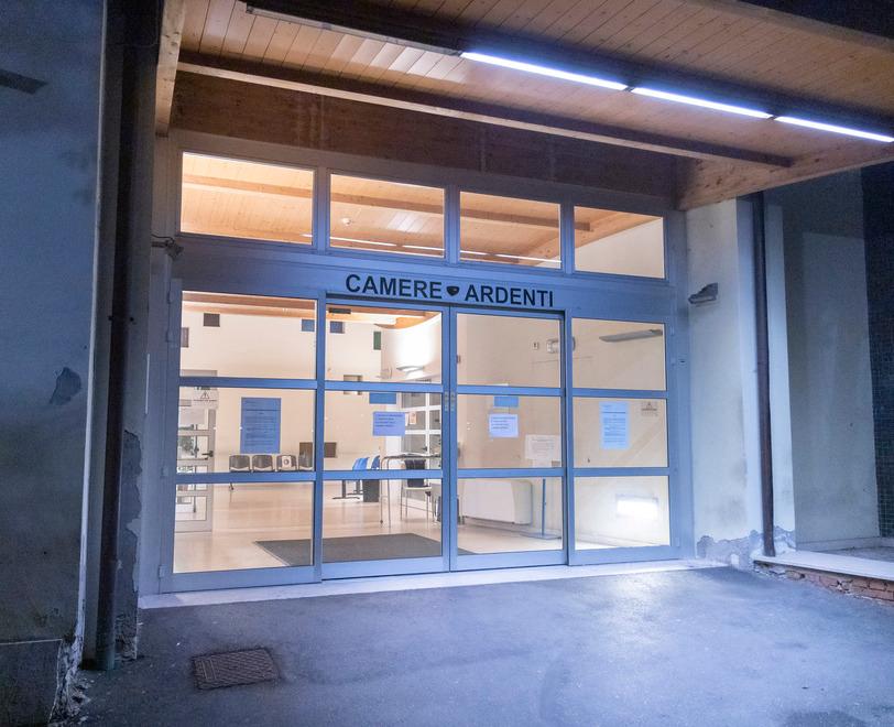Modena, principio d’incendio e fumo: chiuse le camere ardenti 