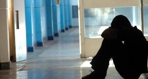 Un minuto di silenzio a scuola: l’addio dei compagni al 14enne
