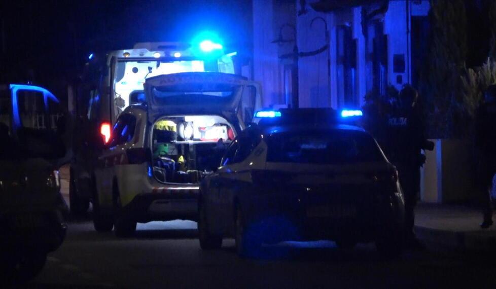 Torre del Lago, tenta di distruggergli auto e locale: ristoratore lo blocca e poi muore