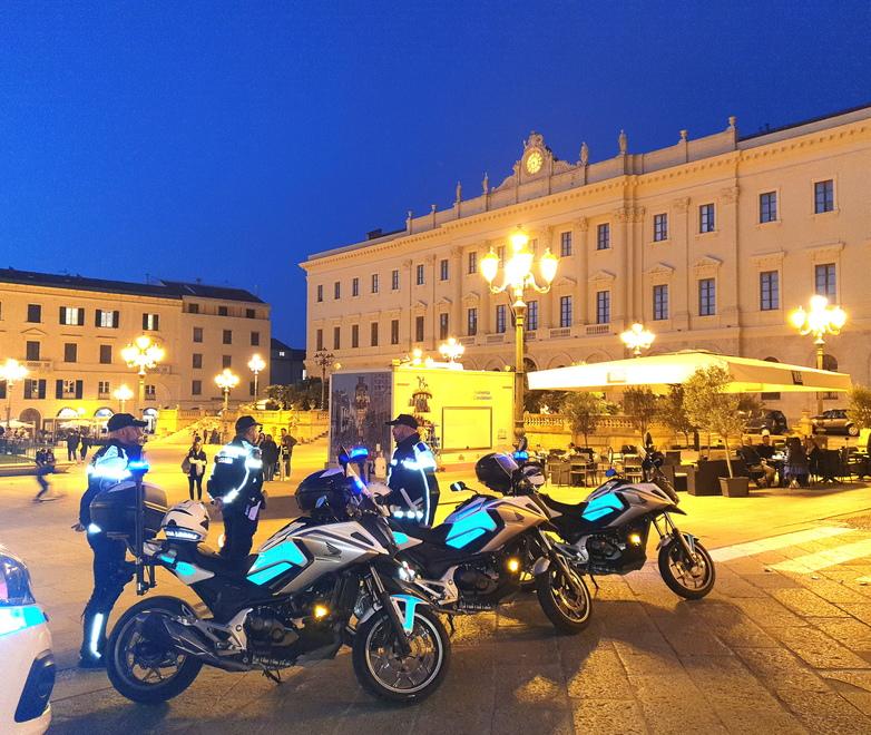 Il giorno dopo la zuffa e le botte torna il sereno in Piazza d’Italia