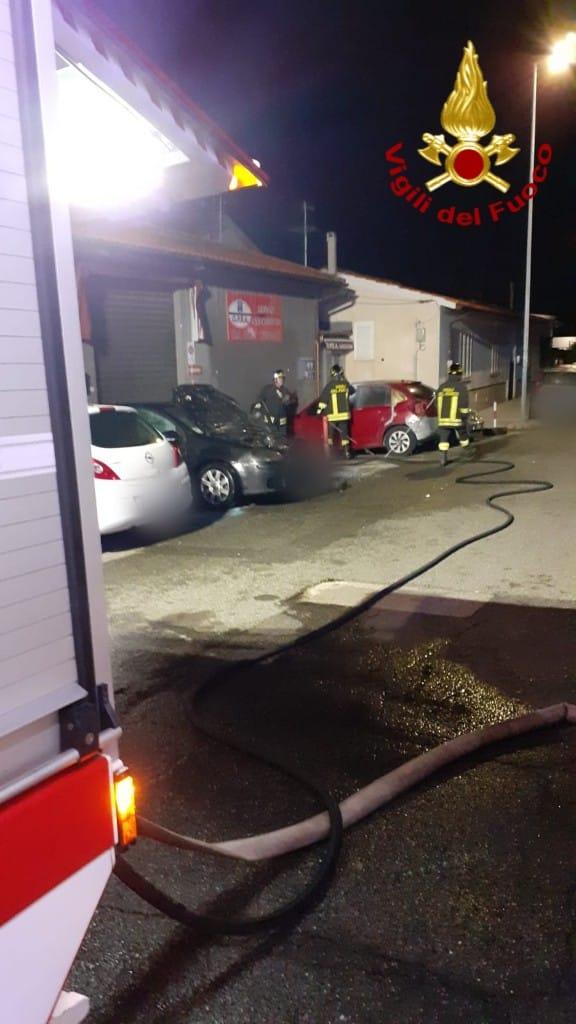 Ancora un incendio nella notte livornese: auto a fuoco davanti all’officina