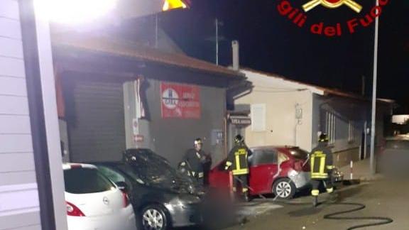 Ancora un incendio nella notte livornese: auto a fuoco davanti all’officina