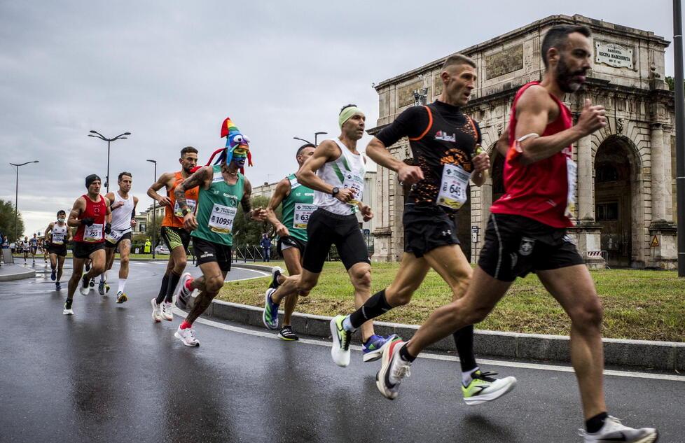 Livorno, i runners invadono il lungomare: sfondato il muro dei mille al via 