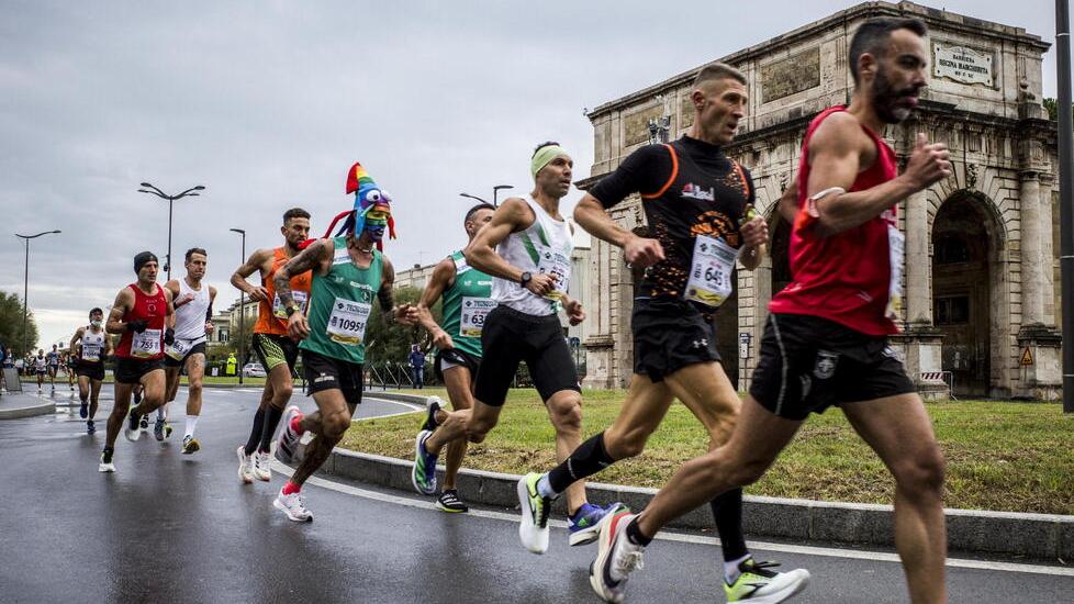 Livorno, i runners invadono il lungomare: sfondato il muro dei mille al via