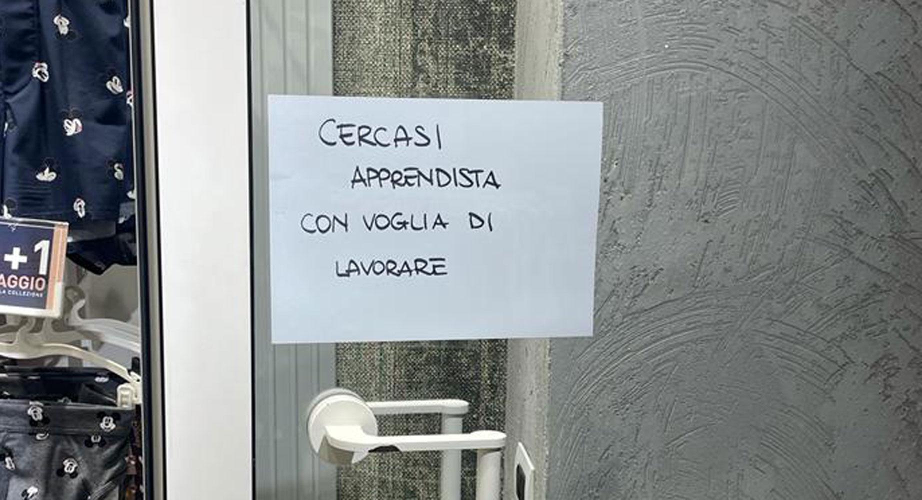 «Cercasi chi ha voglia di lavorare»: cartello-provocazione sulla vetrina di Intimissimi