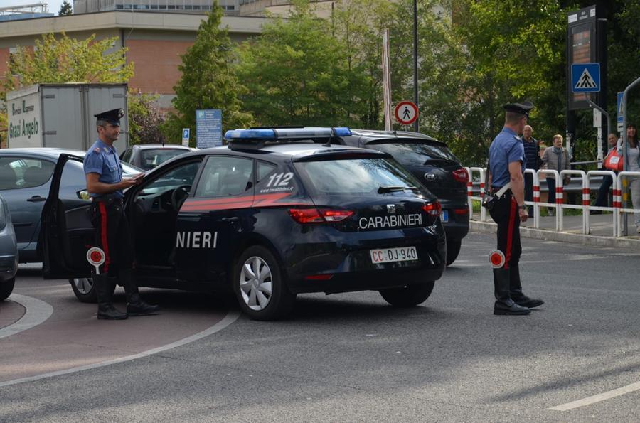 Bimbo di 3 anni dimenticato in auto dai genitori, lo liberano i carabinieri