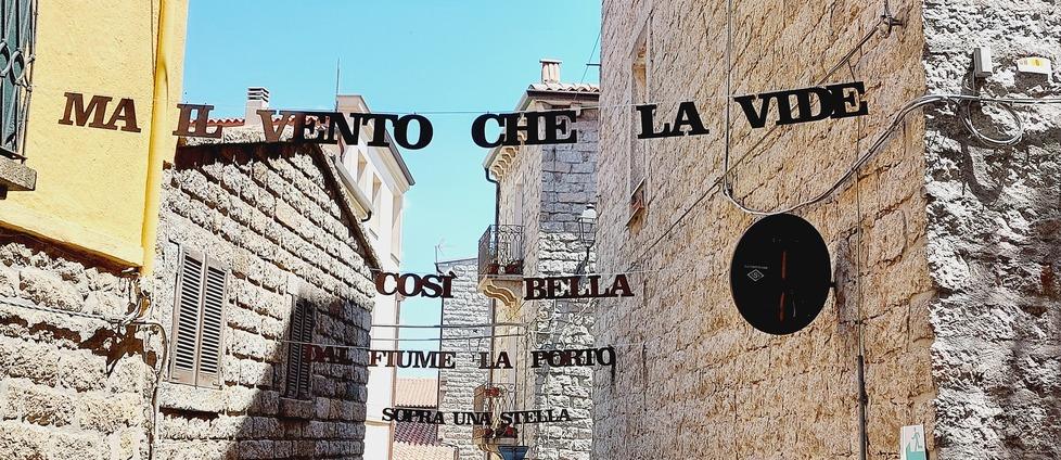 Tempio, città sempre più Faber: ritratti fuori dai locali e testi appesi sulle vie 