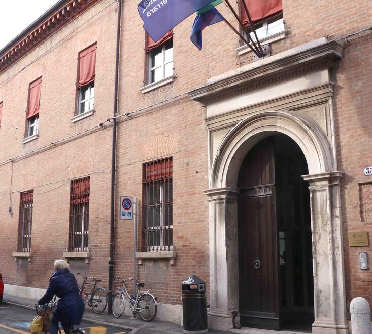 Unife, bloccate le carte prepagate e gli studenti rimangono senza spesa