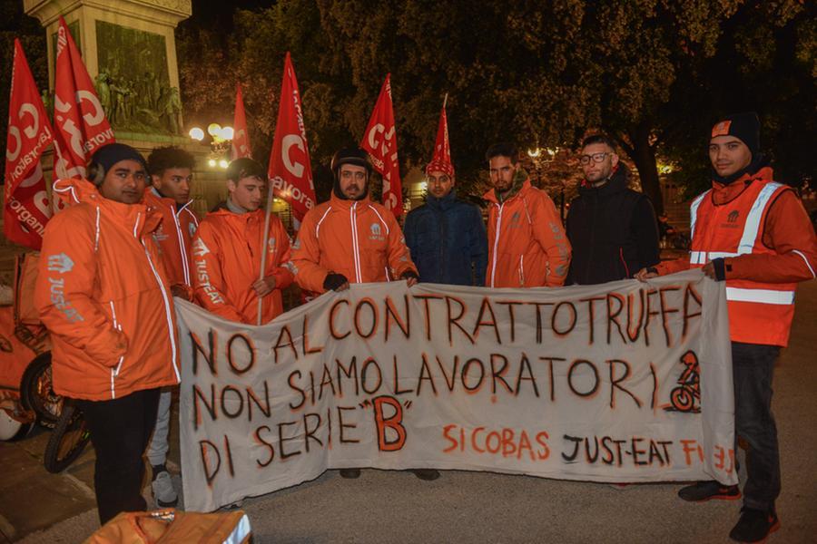 I rider di Firenze in sciopero: «Chiediamo un contratto di lavoro»