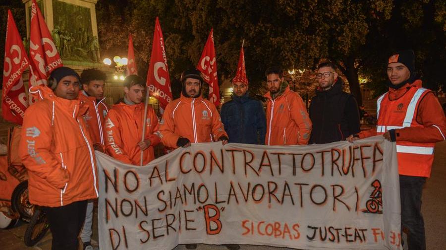 I rider di Firenze in sciopero: «Chiediamo un contratto di lavoro»