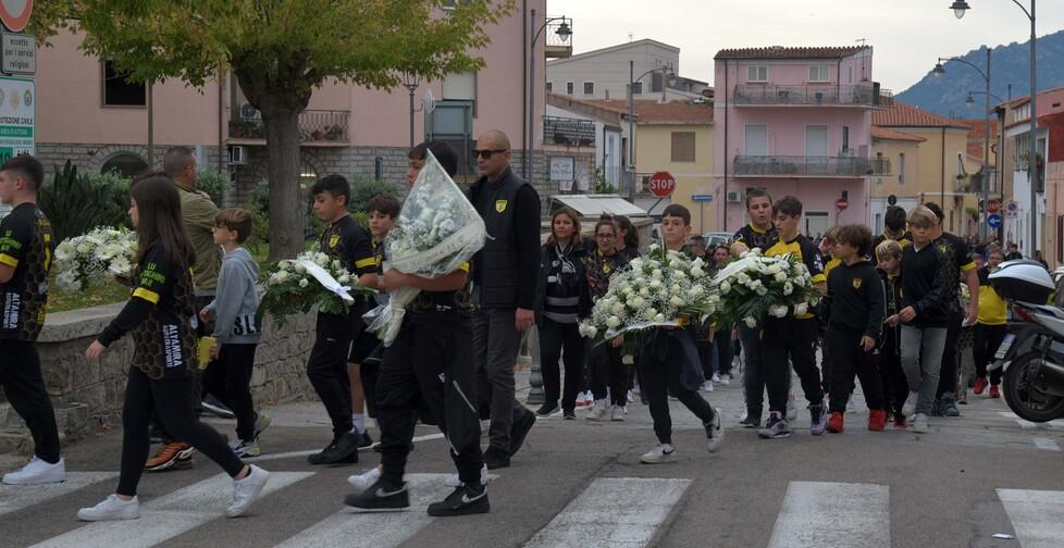 La morte del 14enne: a Olbia il giorno del dolore