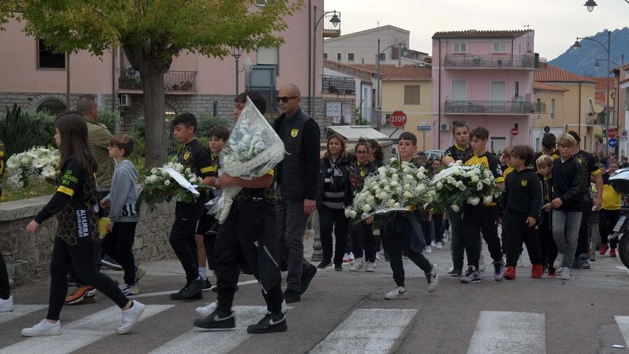 La morte del 14enne: a Olbia il giorno del dolore