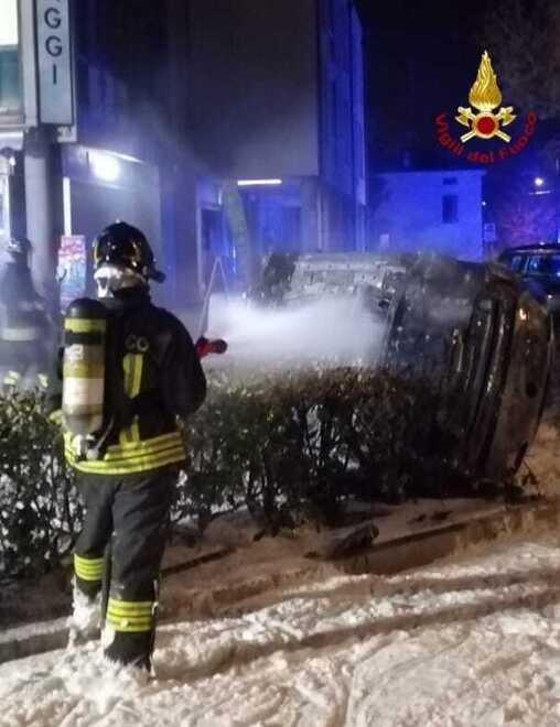 Auto si ribalta e brucia, salvi quattro ragazzi