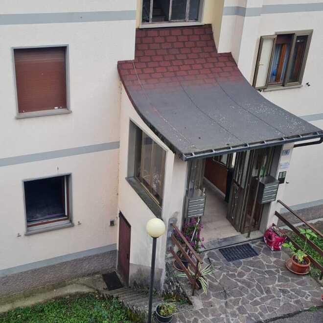 Pievepelago. Scintille dall’aspirapolvere e prende fuoco il divano