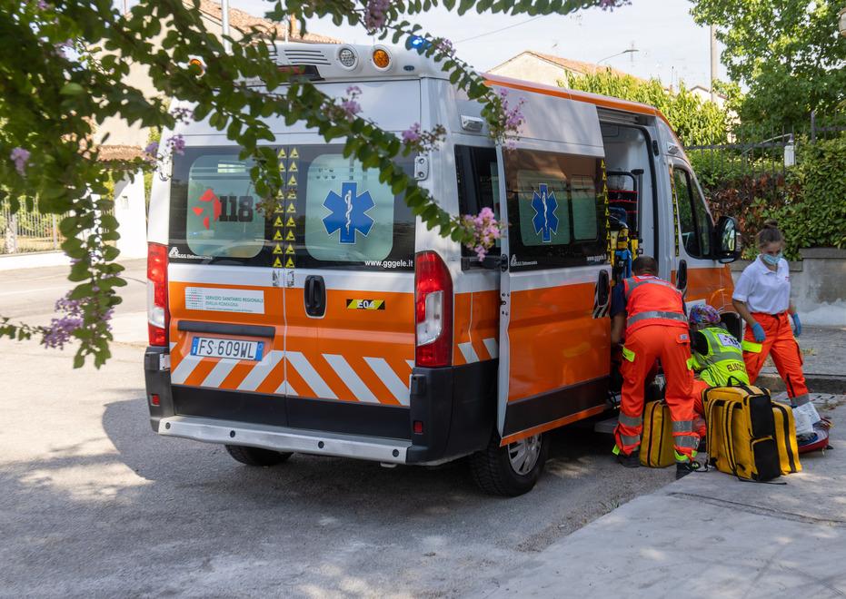 Castelfranco. Cade mentre pota: è grave 