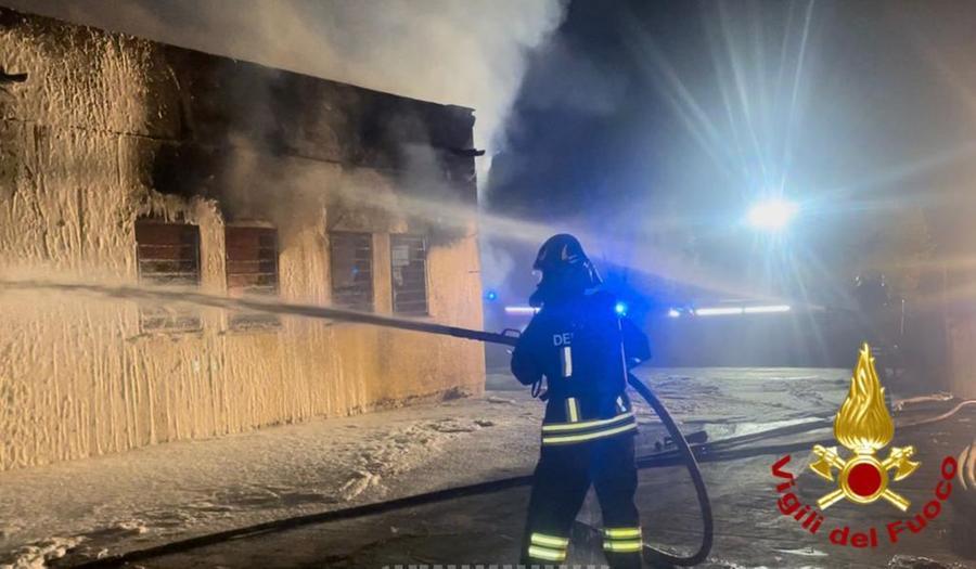 Tempio, grosso incendio in un deposito di materiale elettrico