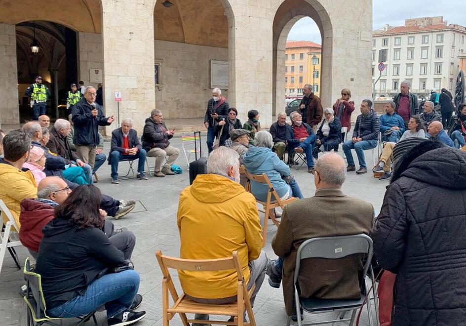 Un “sedia-rave party” in piazza a Pisa contro il decreto del governo