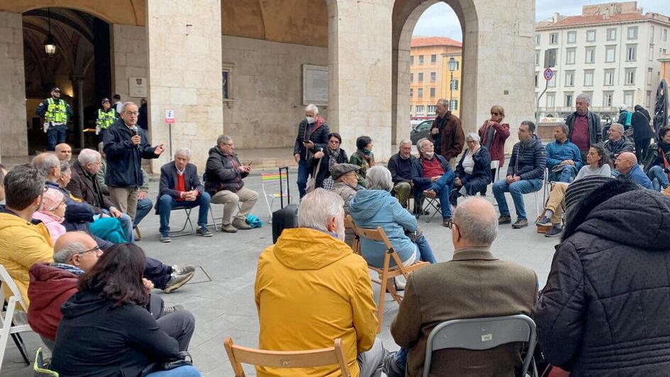 Un “sedia-rave party” in piazza a Pisa contro il decreto del governo