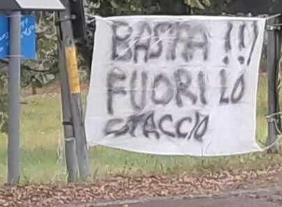 Striscioni e blitz nei boschi: «Via i pusher dalle Cerbaie»