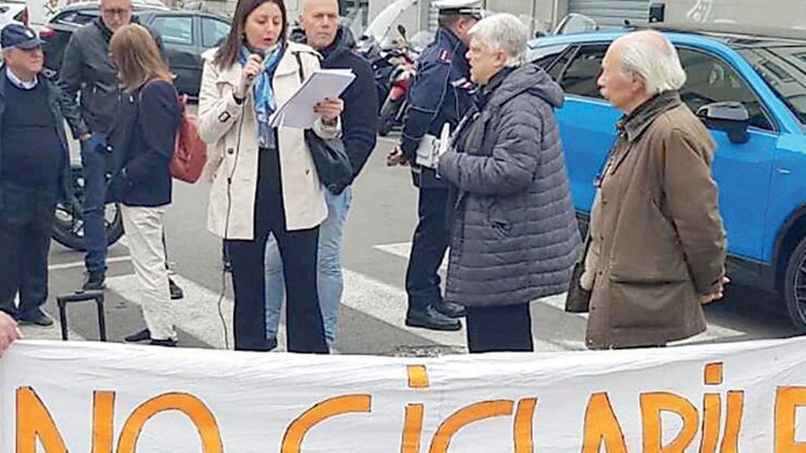 Ciclabile Protesta a San Jacopino: «Ambulanze bloccate per la pista»