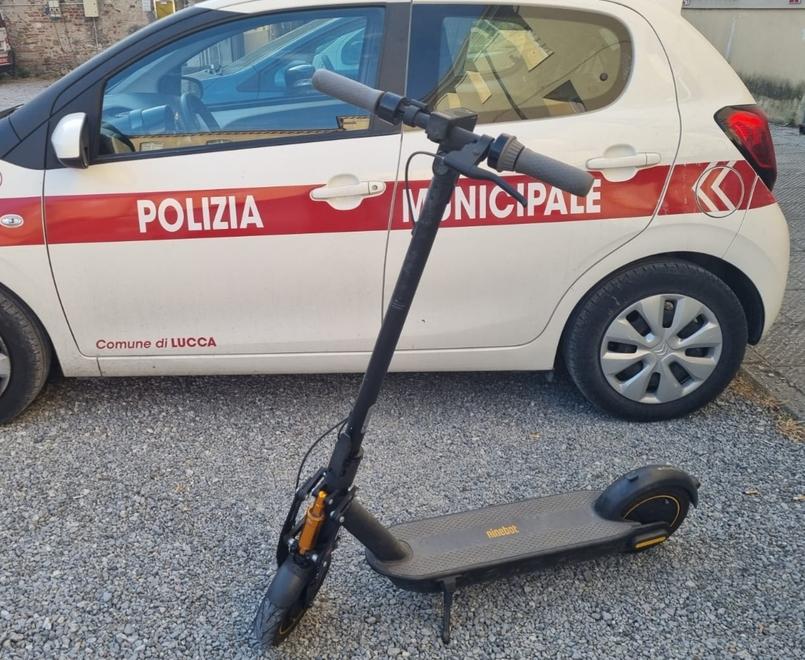 Ha meno di 14 anni e va sul monopattino elettrico, i vigili multano i genitori