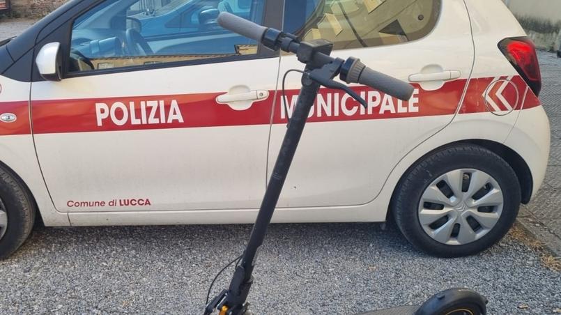 Ha meno di 14 anni e va sul monopattino elettrico, i vigili multano i genitori