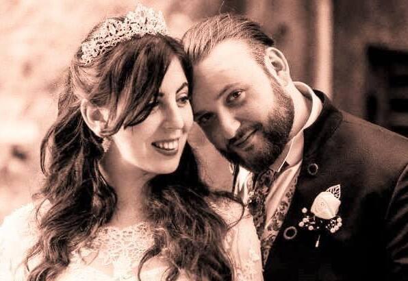 Muore dopo l’esplosione della casa, l’abbraccio alla famiglia di Debora: «Tutti i seravezzini sono con voi»
