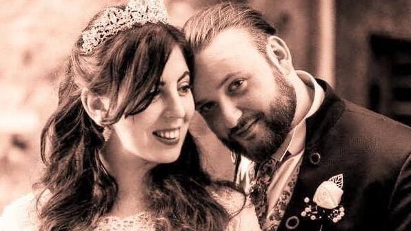 Muore dopo l’esplosione della casa, l’abbraccio alla famiglia di Debora: «Tutti i seravezzini sono con voi»