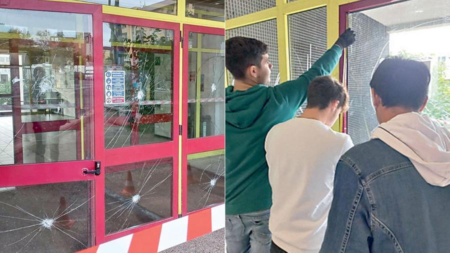 Porta della scuola presa a martellate, gli studenti la riparano