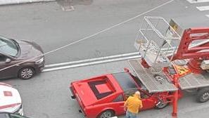 Marina di Carrara, la Ferrari finisce sotto il “cestello” delle luci di Natale