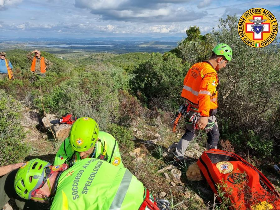 Il Soccorso alpino recupera un cacciatore che si frattura una gamba nelle campagne di Siliqua