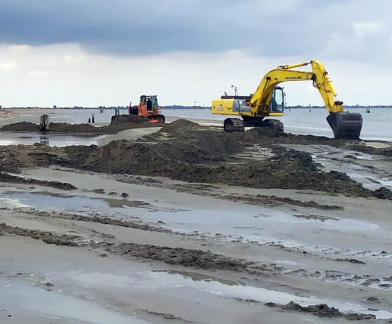 Lido Volano, per “salvare” l’estate portati quintali di sabbia