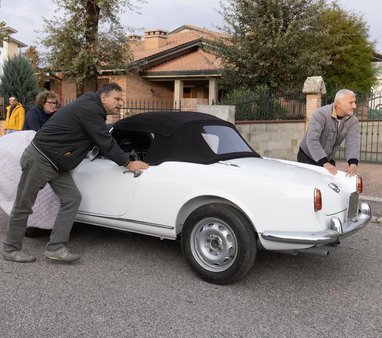 San Bartolomeo, rogo tra le auto d’epoca: ustionato l’artigiano delle Alfa