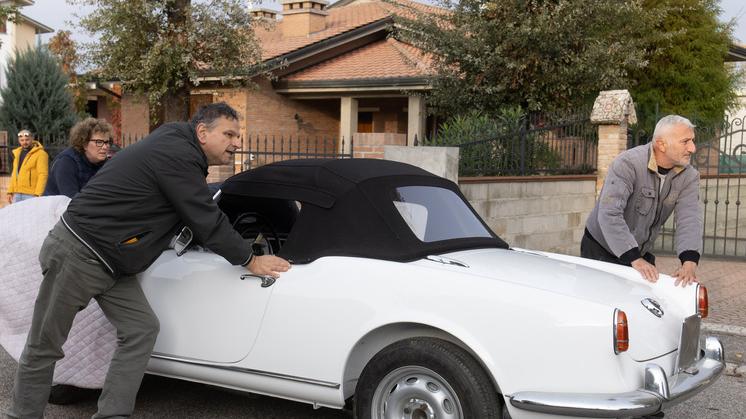 San Bartolomeo, rogo tra le auto d’epoca: ustionato l’artigiano delle Alfa