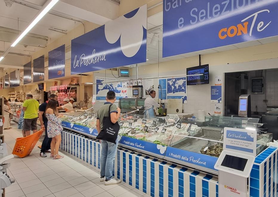 Fare la spesa costa il 10 per cento in più: lievitano olio di semi, pasta e latte 