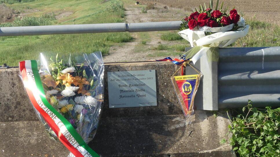 Tragedia di Marsiliana, dopo 10 anni parla la vedova: «Sul ponte vedo ancora quella voragine»