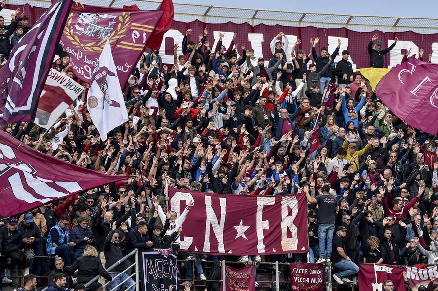 Picchia i poliziotti prima di entrare allo stadio: arrestato un tifoso