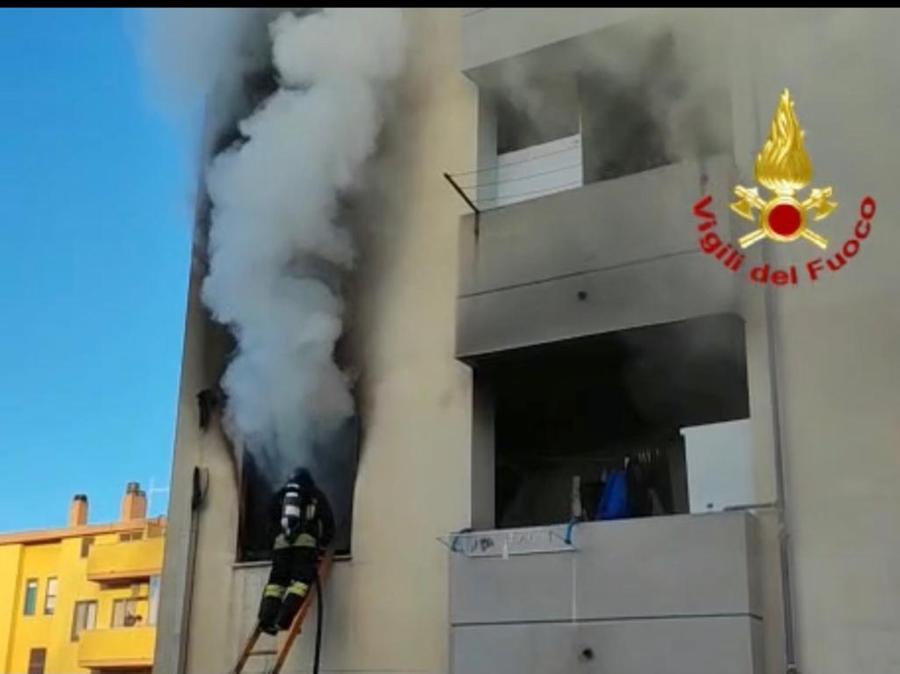 Fuoco in un appartamento a Quartu, evacuato il palazzo