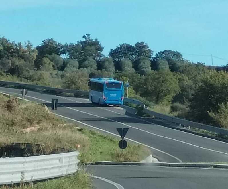 Il pullman accostato nell’apposita piazzola della strada regionale dove è stata istituita la fermata degli autobus. Chi scende deve attendere un’auto che venga a prenderlo o attraversare senza strisce e con poca banchina