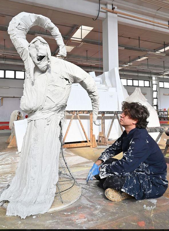 I teatri trasformati da Yuval Avital con installazioni, sculture e sonorità