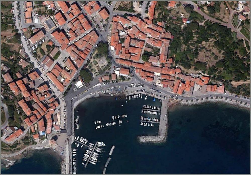Una veduta dall’alto del porto di Rio Marina